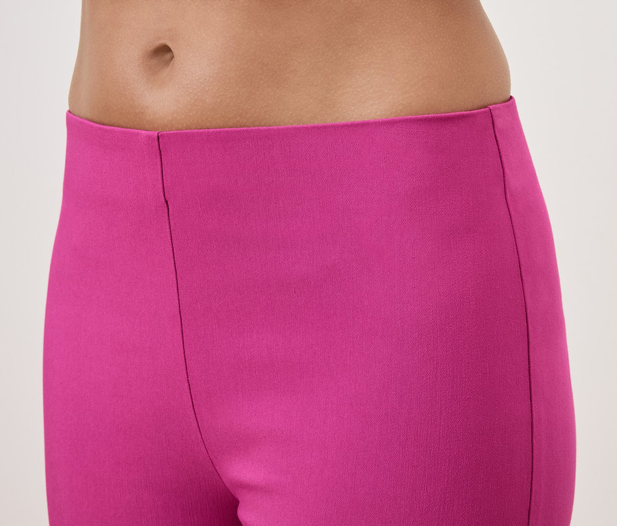 Detailaufnahme von Frau in pinkfarbener Hose.
