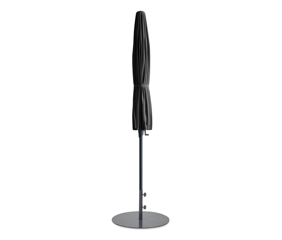 Ein anthrazitfarbener Leco Shanghai Sonnenschirm, Ø 270 cm, ist zusammengeklappt.