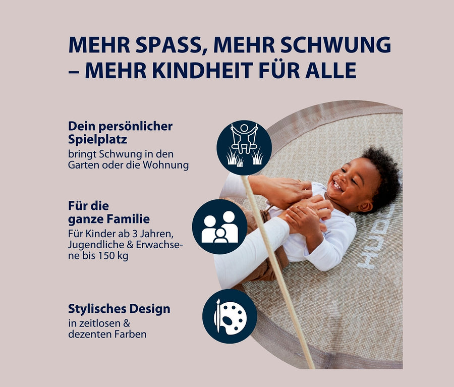 Lächelnder Junge liegt in beiger HUDORA Nestschaukel »Lounge«, Ø 110 cm, während eine erwachsene Person ihn festhält.