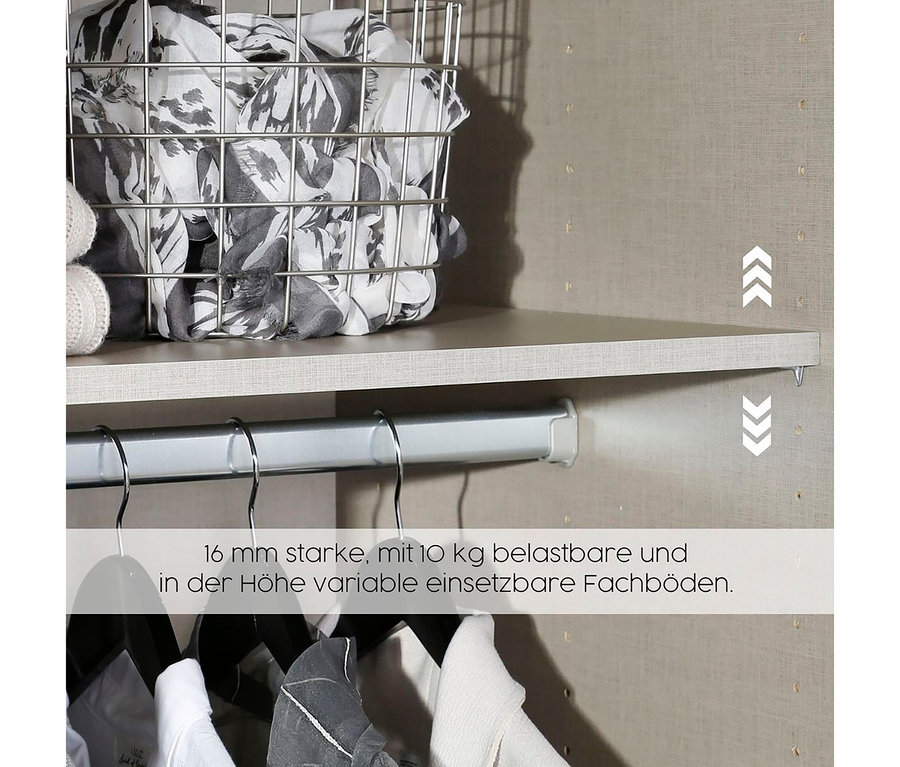 Innenansicht eines Rauch Drehtürenschranks "Skandi" mit sechs Türen und vier Schubladen in beige/champagner, mit Fachböden, einer Kleiderstange und Kleidung an Kleiderbügeln.