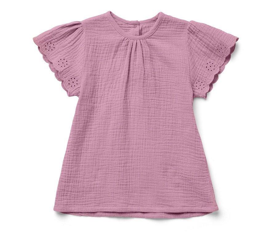 Ein lila Kinder-Musselin-Shirt mit kurzen Ärmeln und dekorativem Saum.