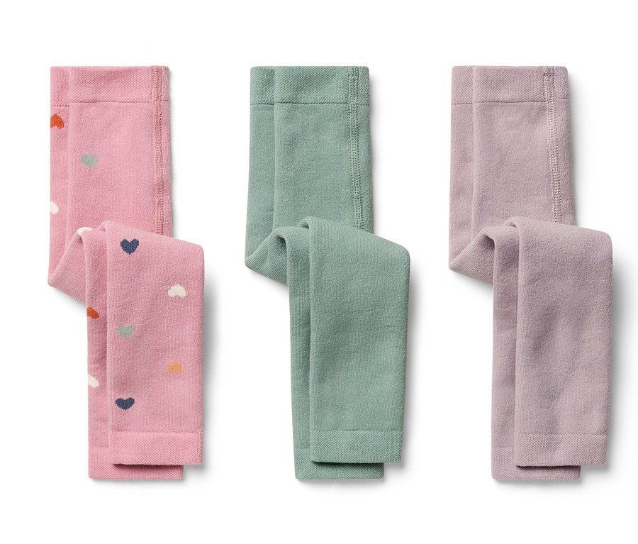 Drei Kinderleggings: rosa mit Herz- und Wolkenmuster, grün und helllila.