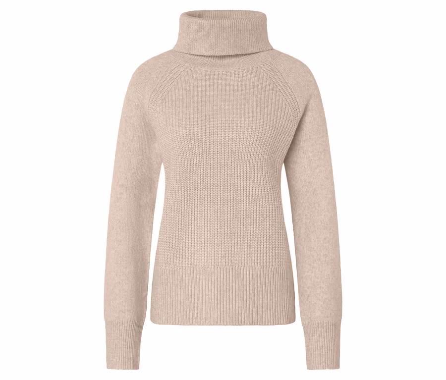 Ein cremefarbener, melierter Rollkragenpullover liegt auf einem weißen Hintergrund.