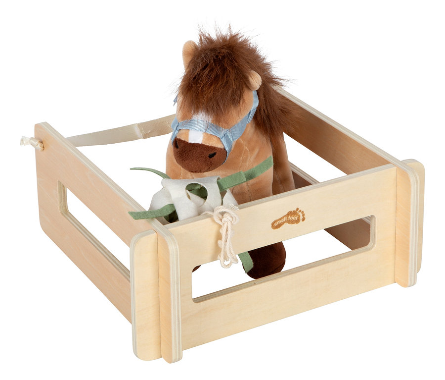 Braun-weißes Plüschpferd mit blauem Zaumzeug im hellen Holzstall von Small Foot Spiel-Set Pferd mit Stall.