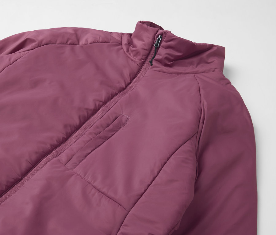 Detailaufnahme einer lila Jacke mit kurzem Reißverschluss und Brusttasche.