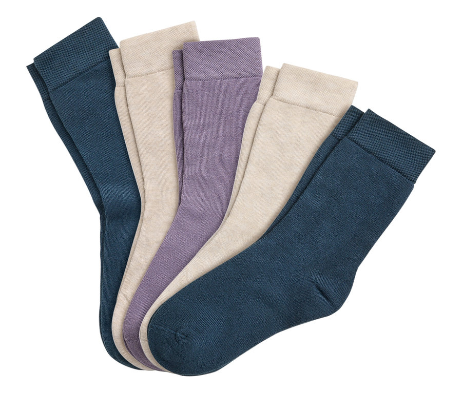 Fünf Paar Socken in den Farben Dunkelblau, Beige und Lila.