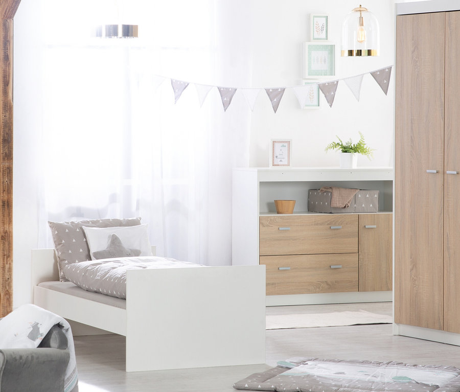 Kinderzimmer mit weißem Bett, Kommode und Schrank aus dem roba »Gabriella« Kinderzimmerset.