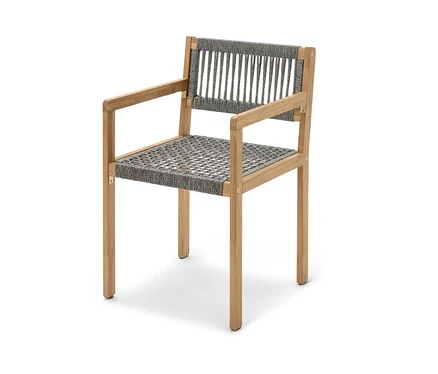 Detailaufnahme eines Dining-Stuhls mit Textilgeflecht und Armlehnen.