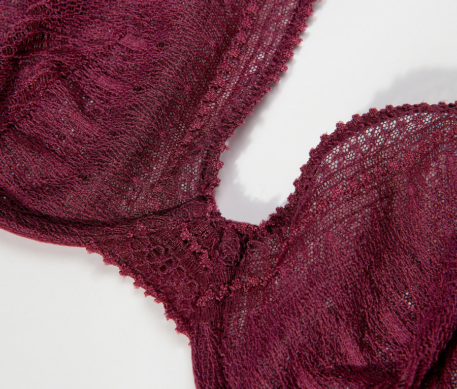 Detailaufnahme eines violetten Passionata Bügel-BHs »Leila«.