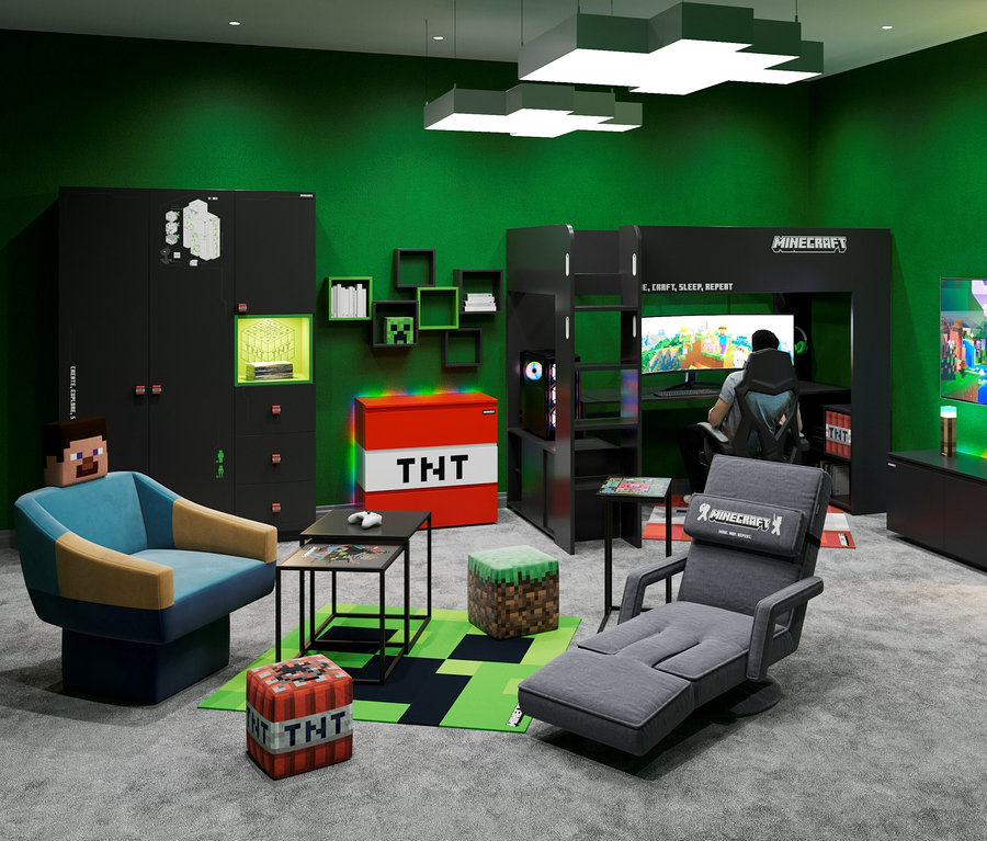 Zimmer mit schwarzen Minecraft-Möbeln, roter TNT-Truhe und einem Mann, der Videospiele spielt.