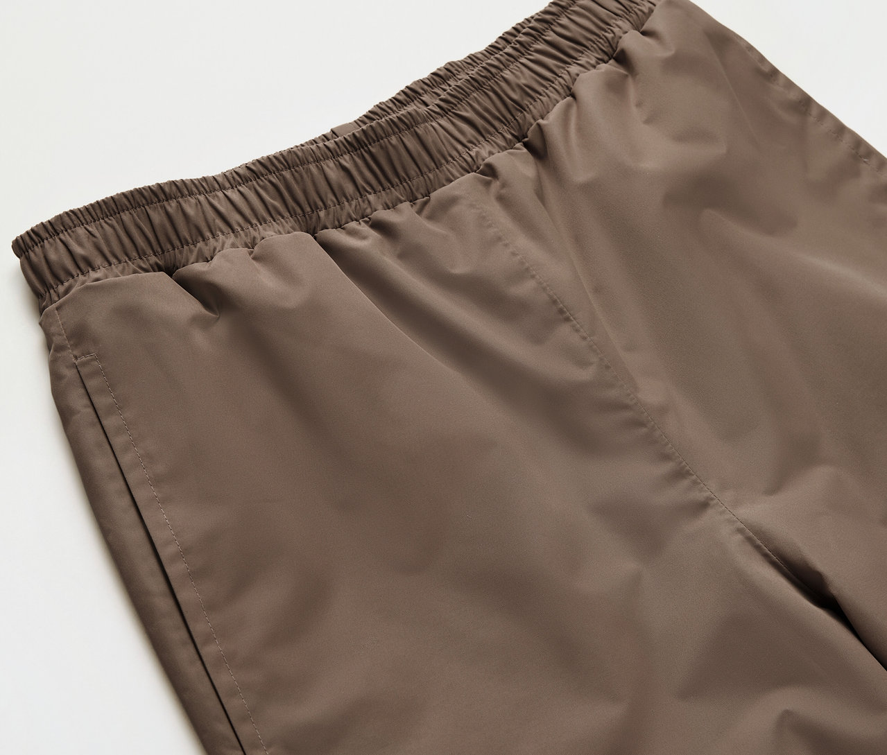 Detailaufnahme einer Kinder-Regenhose.