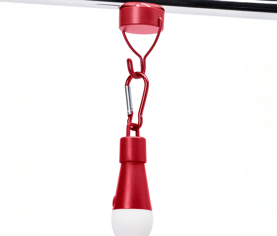 Eine rote LED-Laterne hängt an einer silbernen Stange.