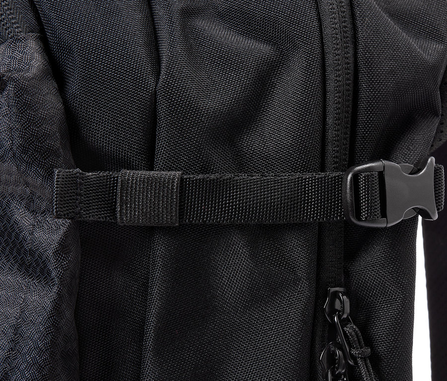 Detailansicht eines schwarzen Rucksacks mit einem Band und einer Schnalle.