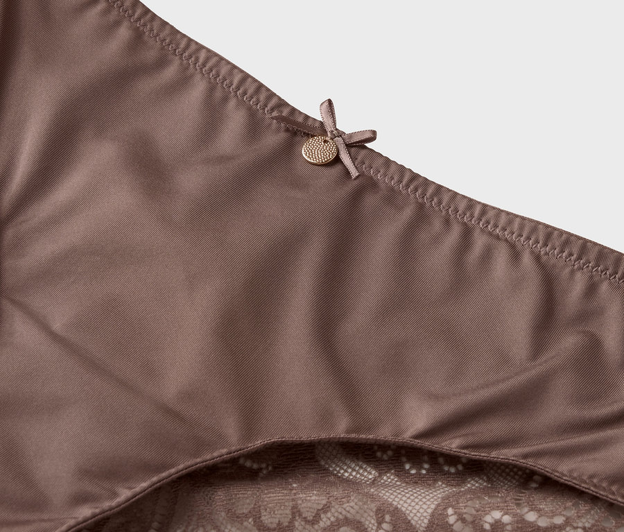 Nahaufnahme eines Unterwäschestücks mit Spitzenbesatz und Schleife.