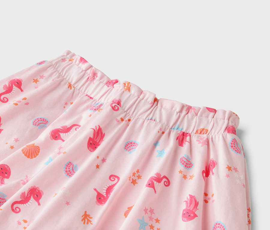 Nahaufnahme einer rosafarbenen Hose mit Meerestier-Muster.