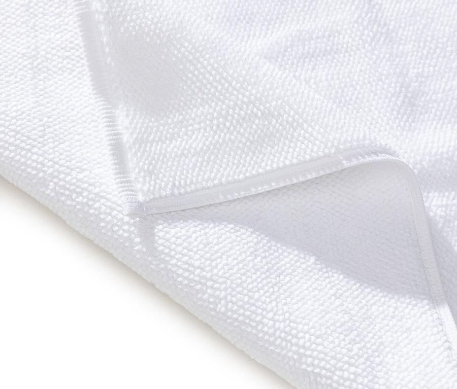 Nahaufnahme eines weißen Handtuchs.