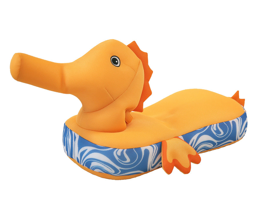 Ein orangefarbenes, seepferdchenförmiges Hundespielzeug mit blauen und weißen Wirbeln auf dem Bauch.