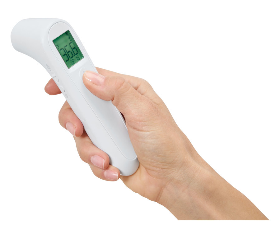 Eine Hand hält ein weißes, digitales Infrarot-Thermometer, das 36,8 Grad anzeigt.