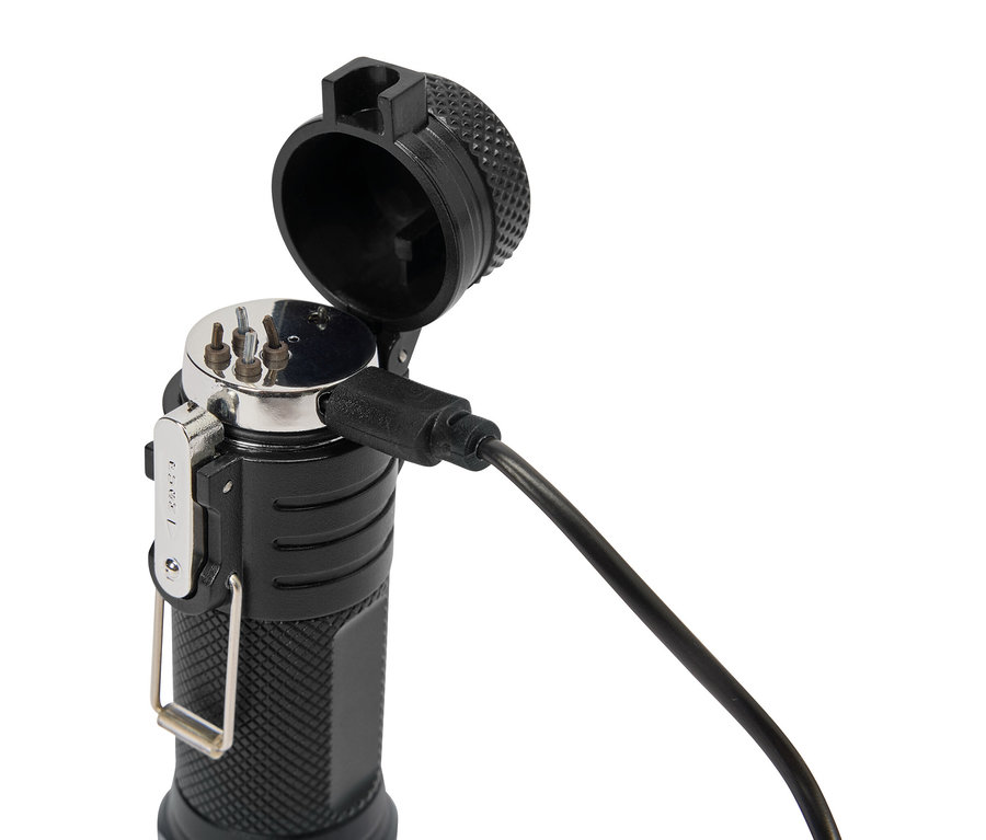 Ein schwarzes Gerät mit offenem Deckel und USB-Kabel.