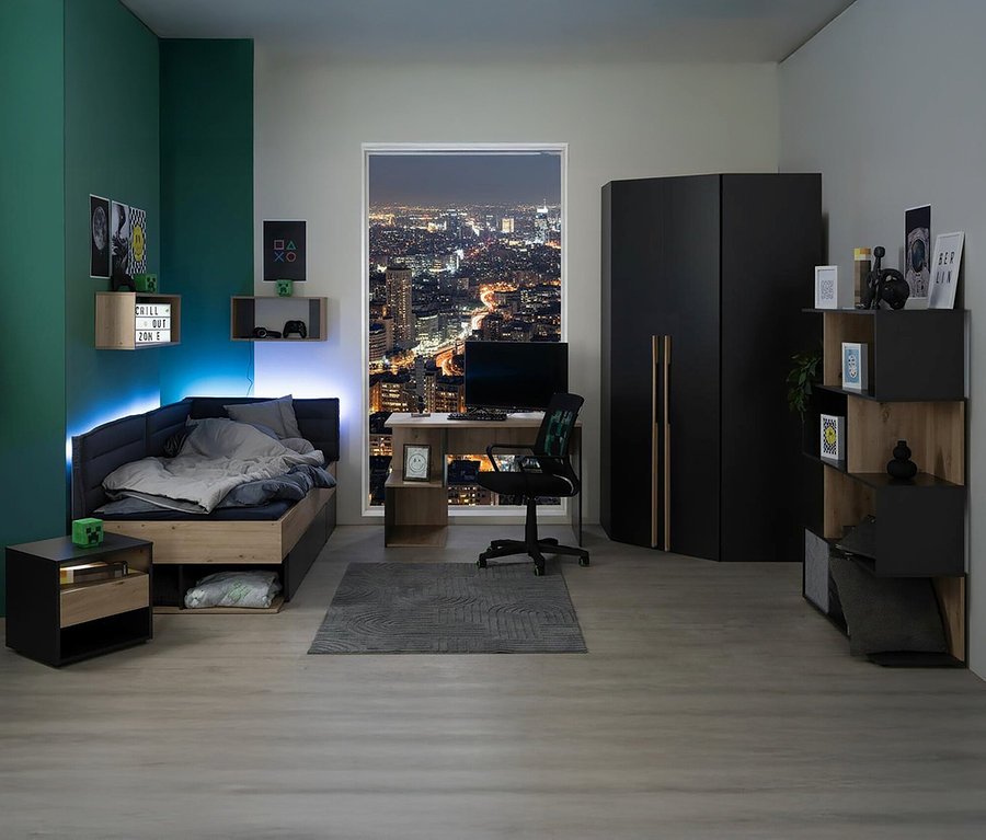 Ein Jugendzimmer mit einem Bett links, einem Schreibtisch in der Mitte und einem Roba Eckschrank »Marvin« rechts.