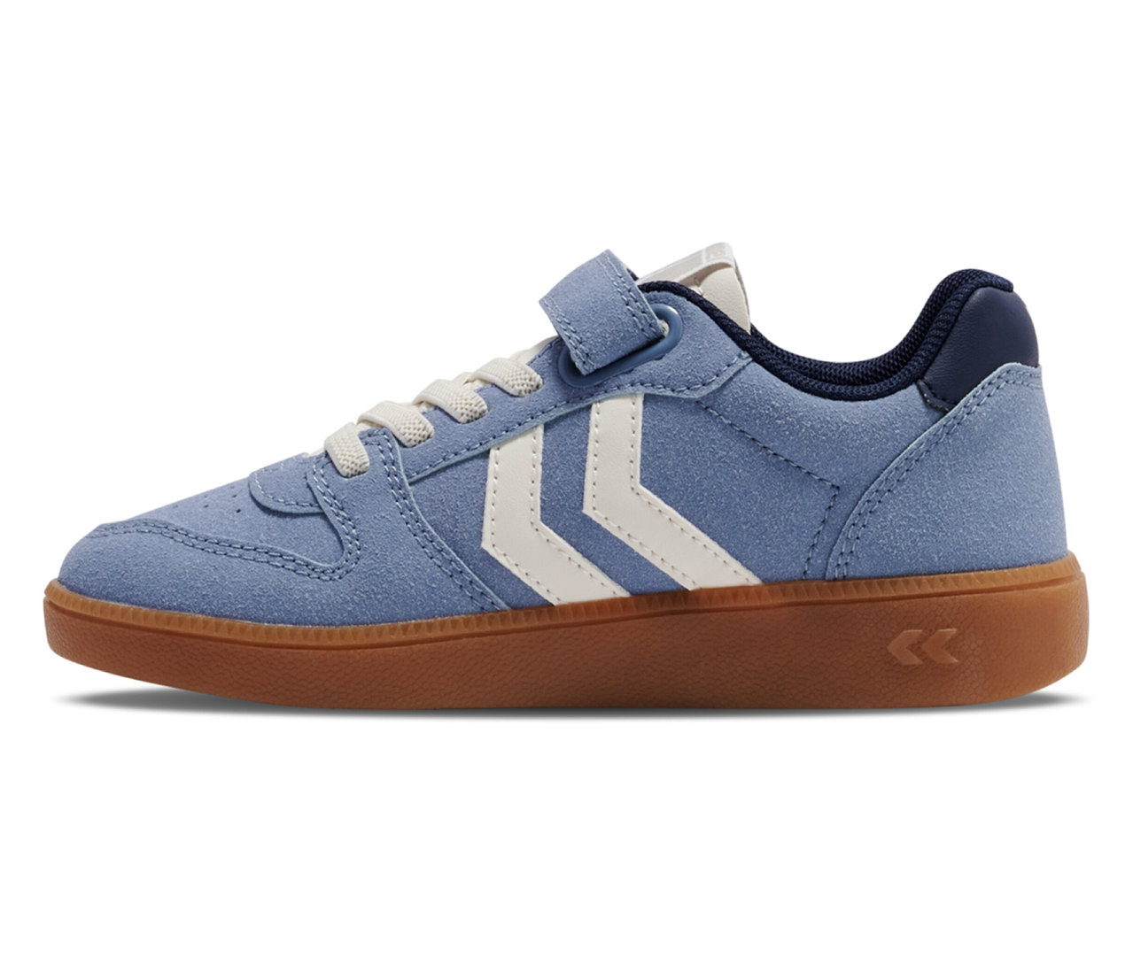 Nahaufnahme des blauen hummel® Sneaker Handball Perfekt CL JR mit brauner Sohle und weißen Streifen.
