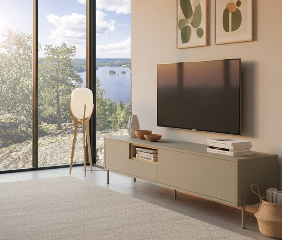 Wohnzimmer mit salbeigrünem Lowboard "Hygge" unter einem Fernseher. Ein Fenster zeigt einen Blick auf einen See.