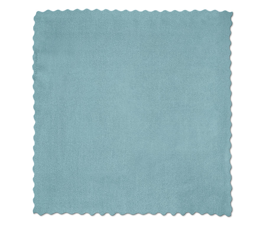 Ein einzelnes, hellblaues Mikrofasertuch mit gewelltem Rand liegt auf einem weißen Hintergrund.