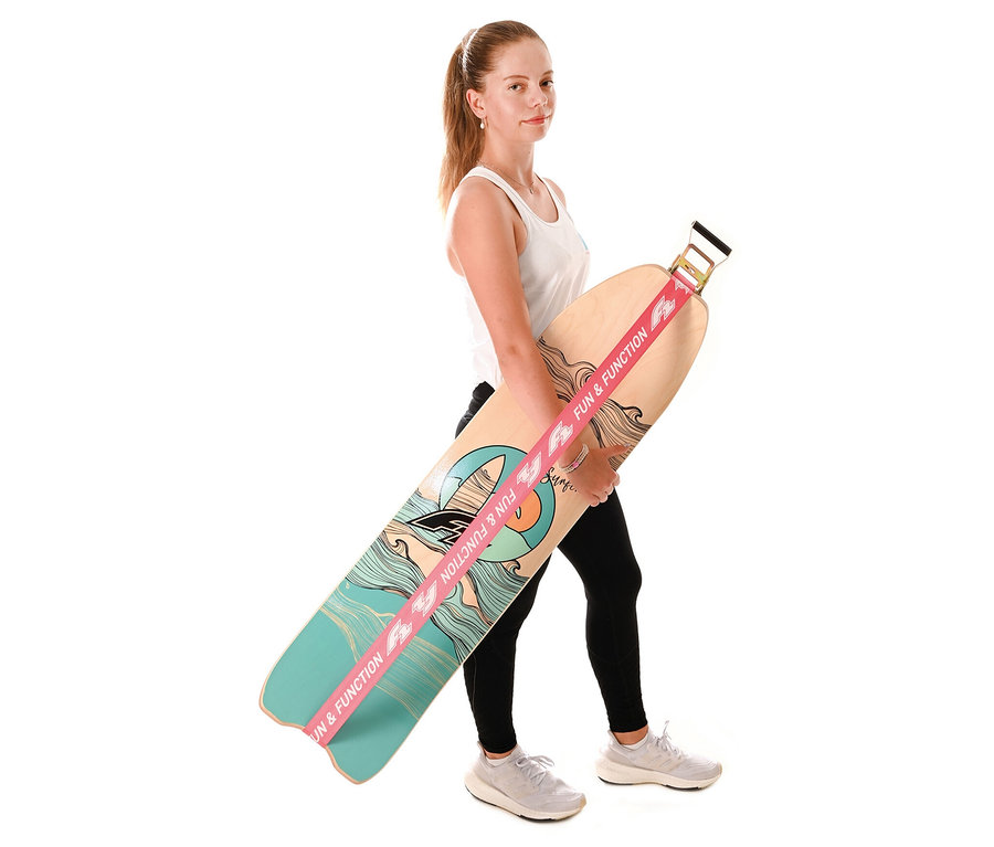 Frau hält F2 Surfline Board Slackline.