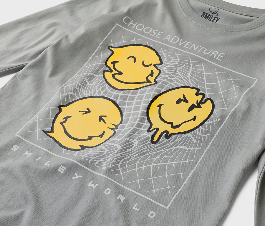 Graues Langarmshirt mit drei gelben Smiley-Gesichtern und dem Schriftzug "Choose Adventure" und "Smiley World".