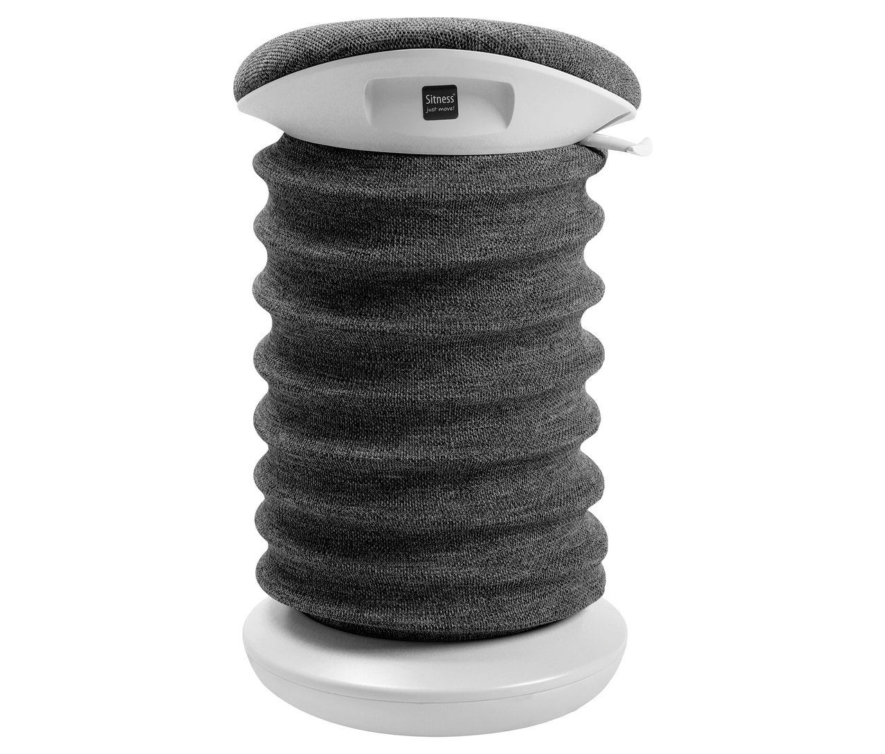 Nahaufnahme des Sitness 4D in Anthrazit, einem Hocker mit einem grauen, gerafften Stoffbezug und einem weißen Sockel.