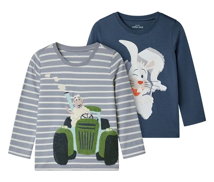Zwei langärmelige Kinder T-Shirts liegen übereinander. Das eine ist grau-weiß gestreift mit einem Schaf auf einem grünen Traktor. Das andere ist blau mit einem weißen Hasen.