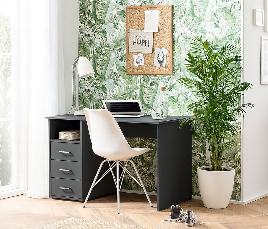 Ein grauer Schreibtisch mit einem Laptop, einer Lampe und einer Wasserflasche darauf. Ein weißer Stuhl steht vor dem Schreibtisch.