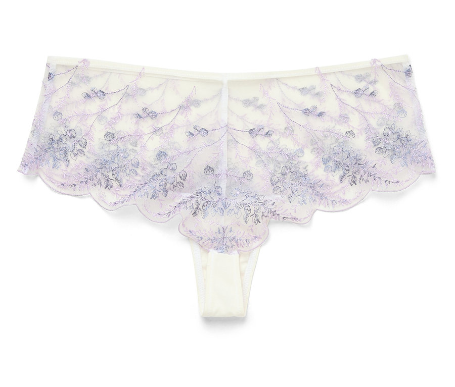 Weisse Damenunterhose mit blau-lila Blumenmuster auf weissem Hintergrund.