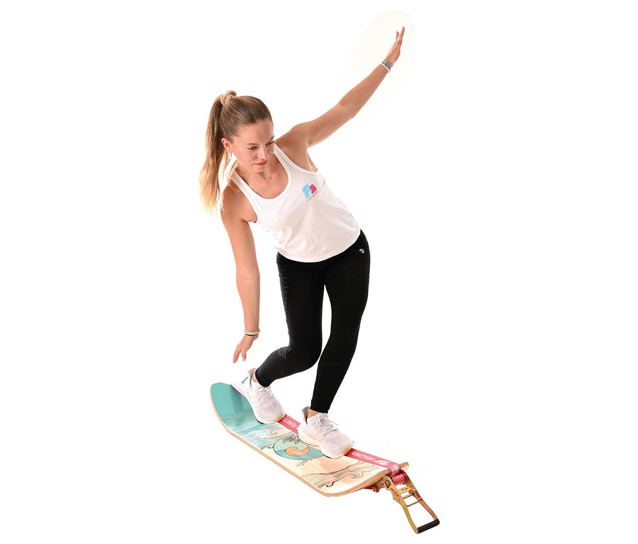 Frau balanciert auf einem F2 Surfline Board Slackline.