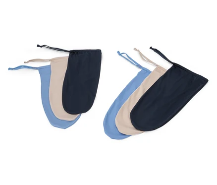 Drei Stoffbeutel mit Kordelzug in Blau, Beige und Schwarz liegen auf einem weißen Hintergrund.