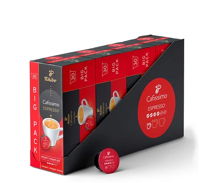 Ein schwarzer Aufsteller mit vier roten und schwarzen 'Tchibo Cafissimo Espresso BIG PACK 30' Packungen, die jeweils eine weiße Espressotasse zeigen. Eine rote 'Cafissimo Espresso' Kapsel liegt davor. Dies ist ein 120 Kapseln Pack des Cafissimo Espresso elegant.