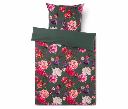 Dunkelgrüne Bettwäsche mit einem Muster aus großen rosa, roten, violetten und weißen Blumen. Der obere Teil des Bettbezugs ist umgeschlagen und zeigt eine einfarbige dunkelgrüne Unterseite.
