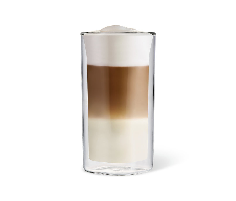 Ein geschichteter Latte Macchiato in einem Glas.