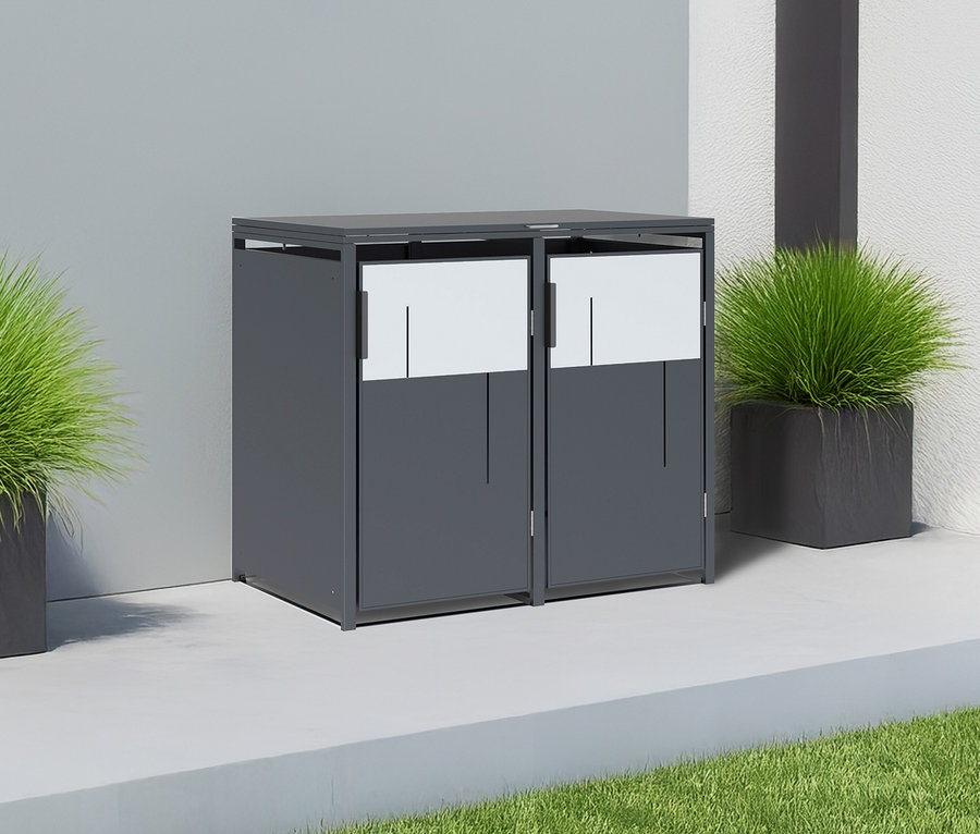 Ein grauer Schrank mit einem weißen Streifen auf den Türen steht draußen neben zwei Blumentöpfen mit Gras.