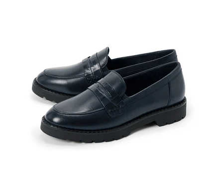 Ein Paar dunkelblaue Loafer mit einem Krokodilprägung-Riemen und klobigen schwarzen Sohlen.