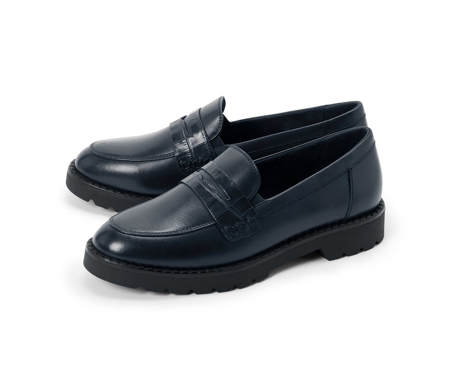 Ein Paar dunkelblaue Loafer mit einem Krokodilprägung-Riemen und klobigen schwarzen Sohlen.
