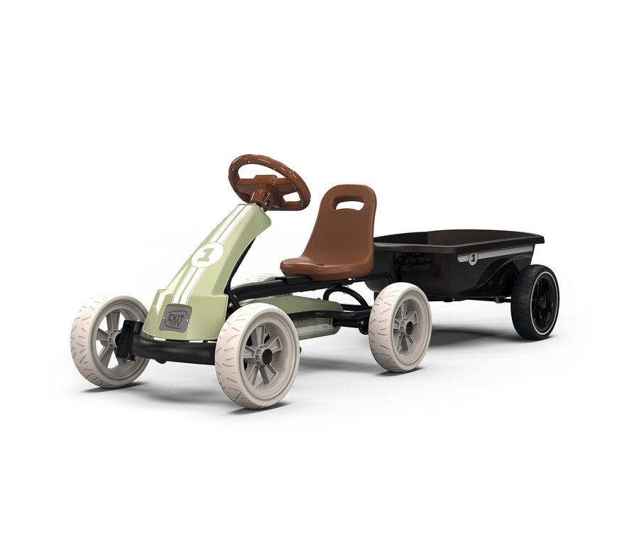Hellgrünes Pedal-Gokart mit braunem Sitz und Lenkrad, weißen Streifen und der Nummer 1, zieht einen schwarzen Anhänger mit schwarzen und weißen Rädern.