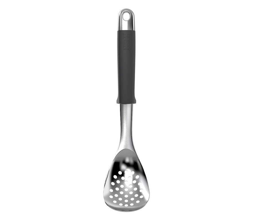 Ein silberfarbener Schaumlöffel mit einem dunkelgrauen Griff und einer Aufhängeöse. Der Löffelkopf ist oval mit mehreren kleinen Löchern.
