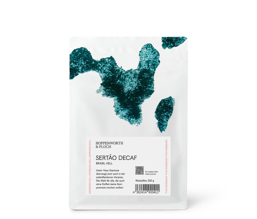 Weißer Kaffeebeutel mit abstraktem, türkisgrünem Muster oben. Aufschrift: HOPPENWORTH & PLOCH, SERTÃO DECAF, BRASIL HELL, Röstkaffee 250 g. QR-Code und Barcode sind sichtbar.