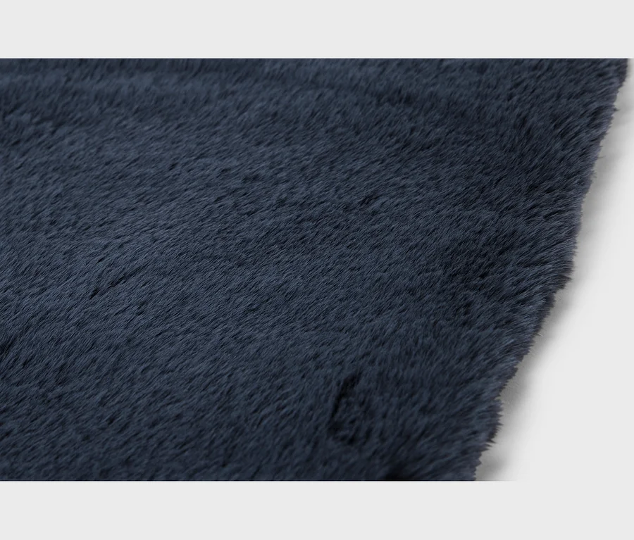 Dunkelblauer, flauschiger Kunstpelzstoff mit weichen, dichten Fasern.