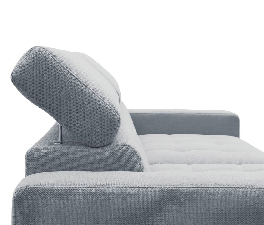 Helles graues Ecksofa mit nach oben geneigter verstellbarer Kopfstütze. Das Sofa hat eine gewebte Stofftextur und eine gesteppte Sitzfläche.