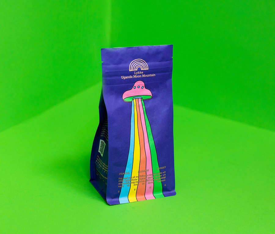 Eine Packung Lykke Uganda Moon Mountain Kaffee steht vor einem grünen Hintergrund.