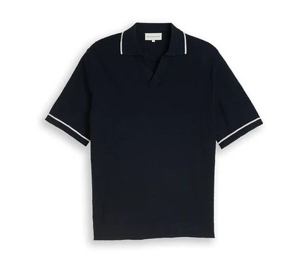 Dunkelblaues Tom Tailor Basic Poloshirt mit weißen Streifen am Kragen und an den Ärmelbündchen.