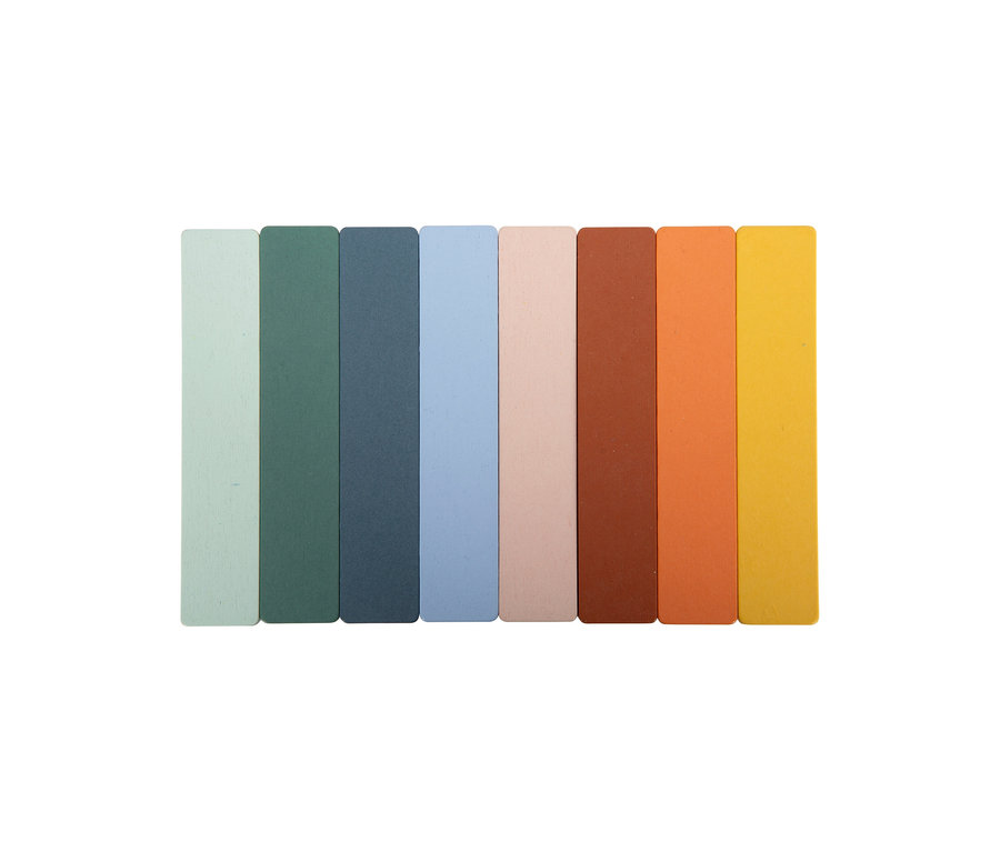 Acht rechteckige Holzklötze des small foot Montessori-Bundle 2, horizontal aufgereiht in den Farben Hellgrün, Dunkelgrün, Dunkelblau, Hellblau, Rosa, Rotbraun, Orange und Gelb.