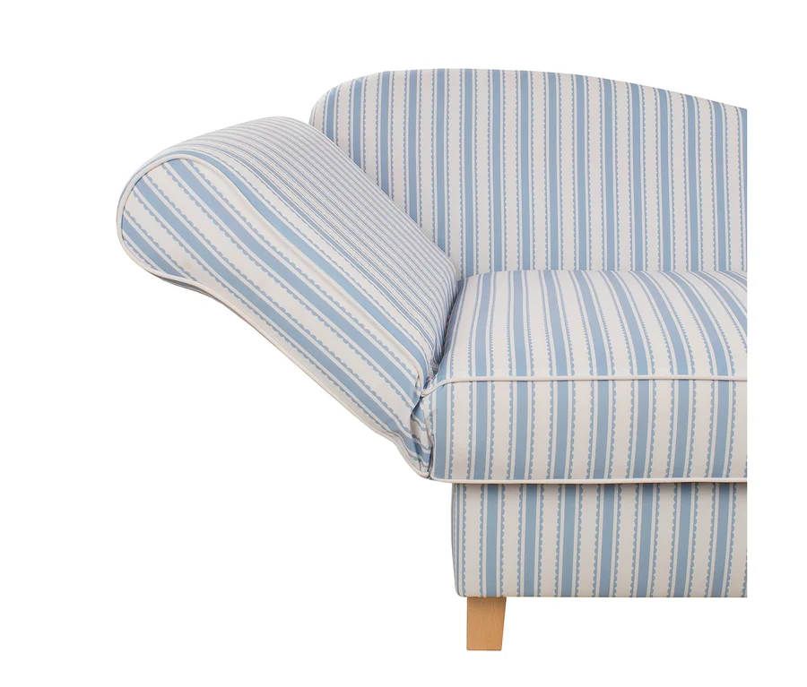 Blau-weiß gestreiftes Sofa mit einem leicht nach oben geneigten Armteil und einem sichtbaren Holzbein.
